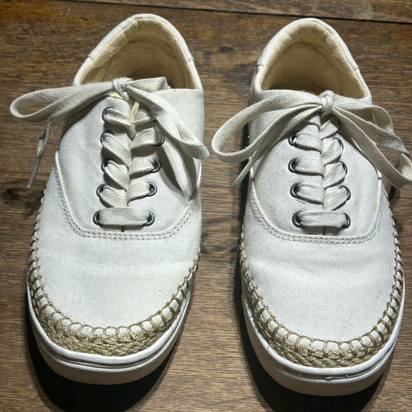 UGG Shoes - UGG Beige Label Detail